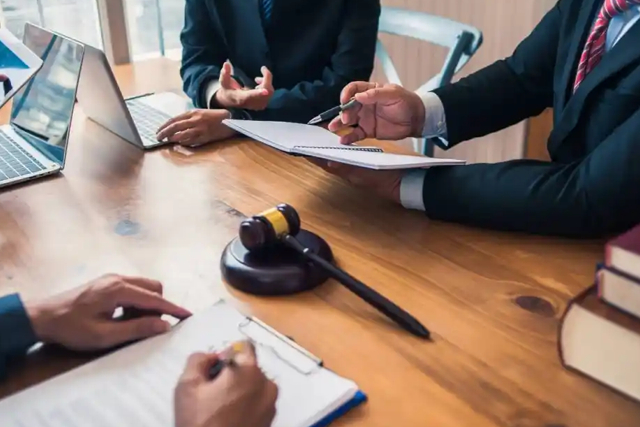 ABOGADOS EN DERECHO MIGRATORIO